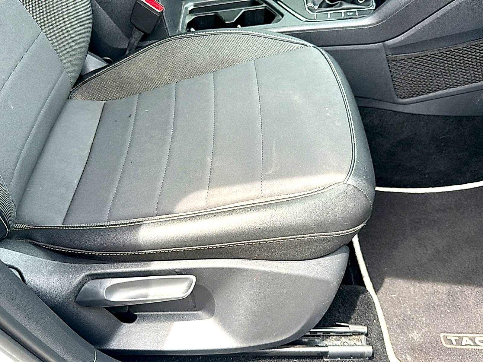Used 2023 Volkswagen Taos SE w/ Panoramic Sunroof Package FWD image 27