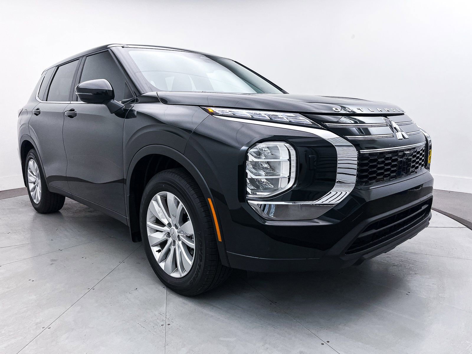 New 2025 Mitsubishi Outlander ES image 1