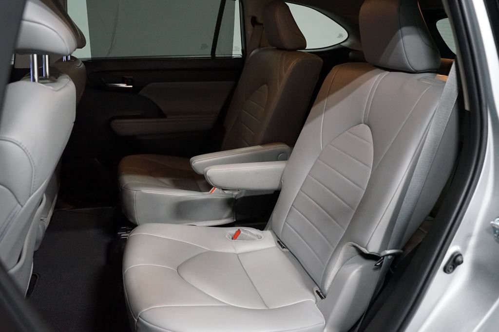 Certified 2024 Toyota Highlander XLE FWD image 29