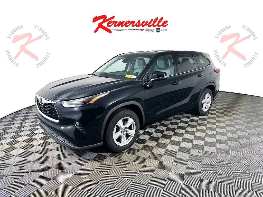 Used 2022 Toyota Highlander LE video 3