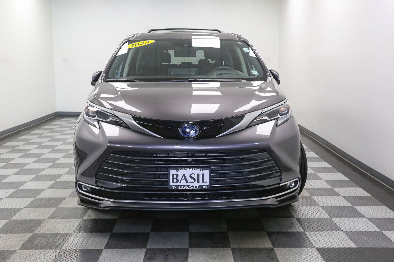 Used 2023 Toyota Sienna Platinum AWD/4WD image 3
