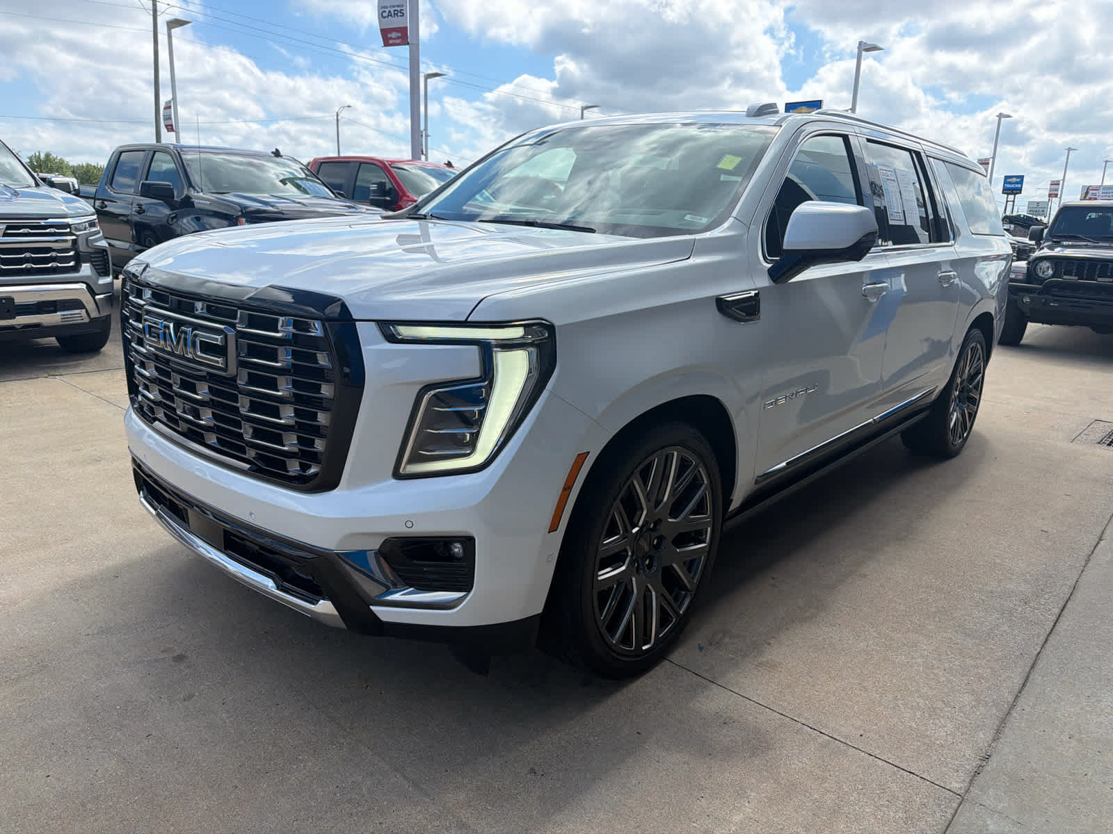 Used 2025 GMC Yukon XL Denali Ultimate AWD/4WD image 2
