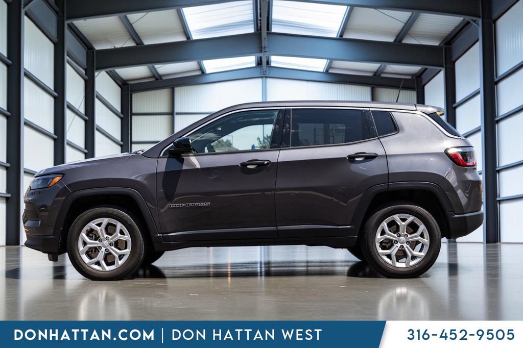 Used 2024 Jeep Compass Sport AWD/4WD image 3