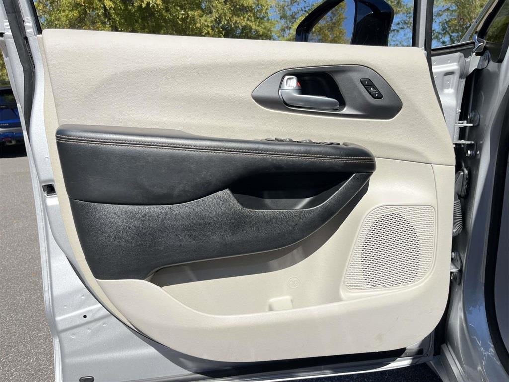 Used 2024 Chrysler Pacifica Touring-L image 10