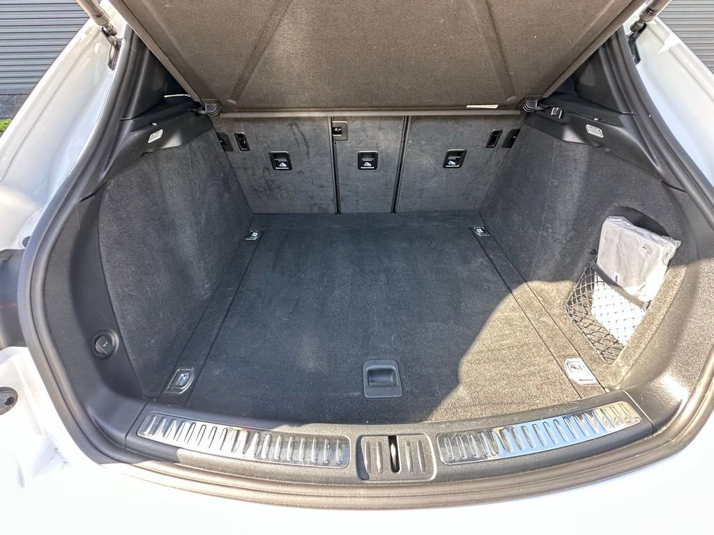 Certified 2023 Porsche Macan AWD/4WD image 40