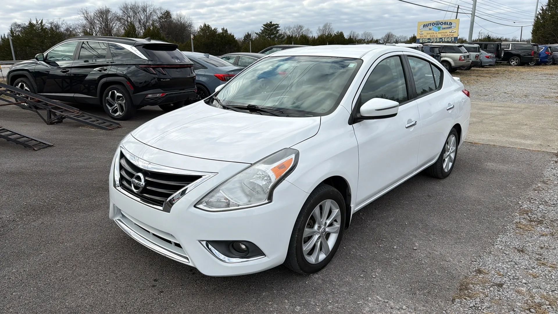 Used 2017 Nissan Versa SL image 1