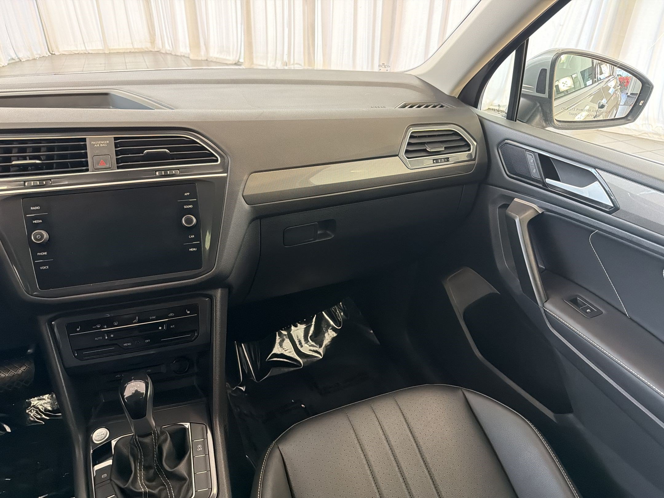 Certified 2024 Volkswagen Tiguan SE w/ Panoramic Sunroof Package AWD/4WD image 29