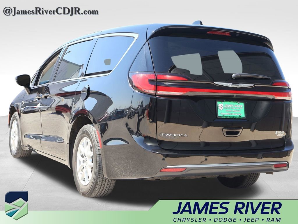Used 2024 Chrysler Pacifica Touring-L FWD image 3