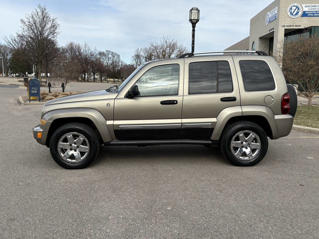 Used 2005 Jeep Liberty Limited image 16