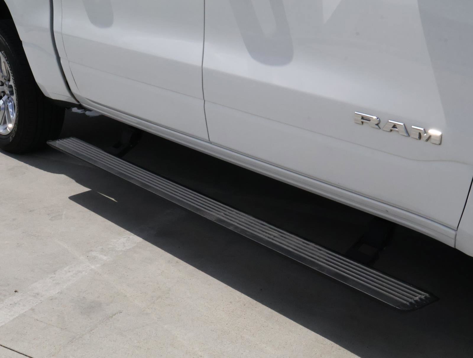 Used 2024 RAM 1500 Laramie AWD/4WD image 9