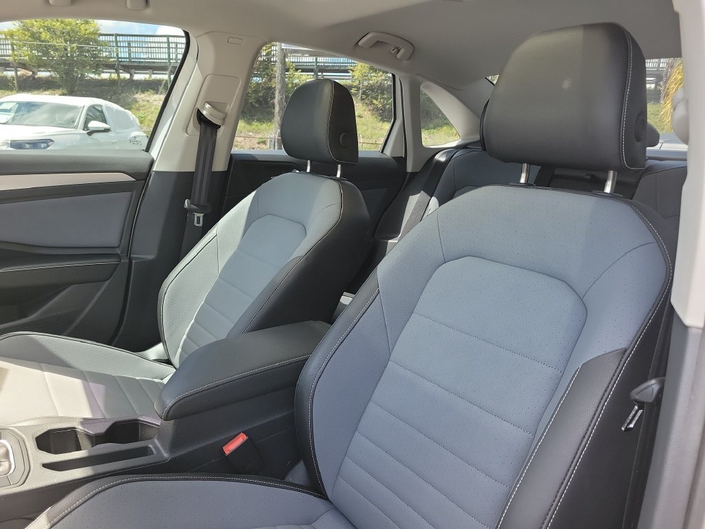 Certified 2025 Volkswagen Jetta SE w/ Sunroof Package FWD image 21