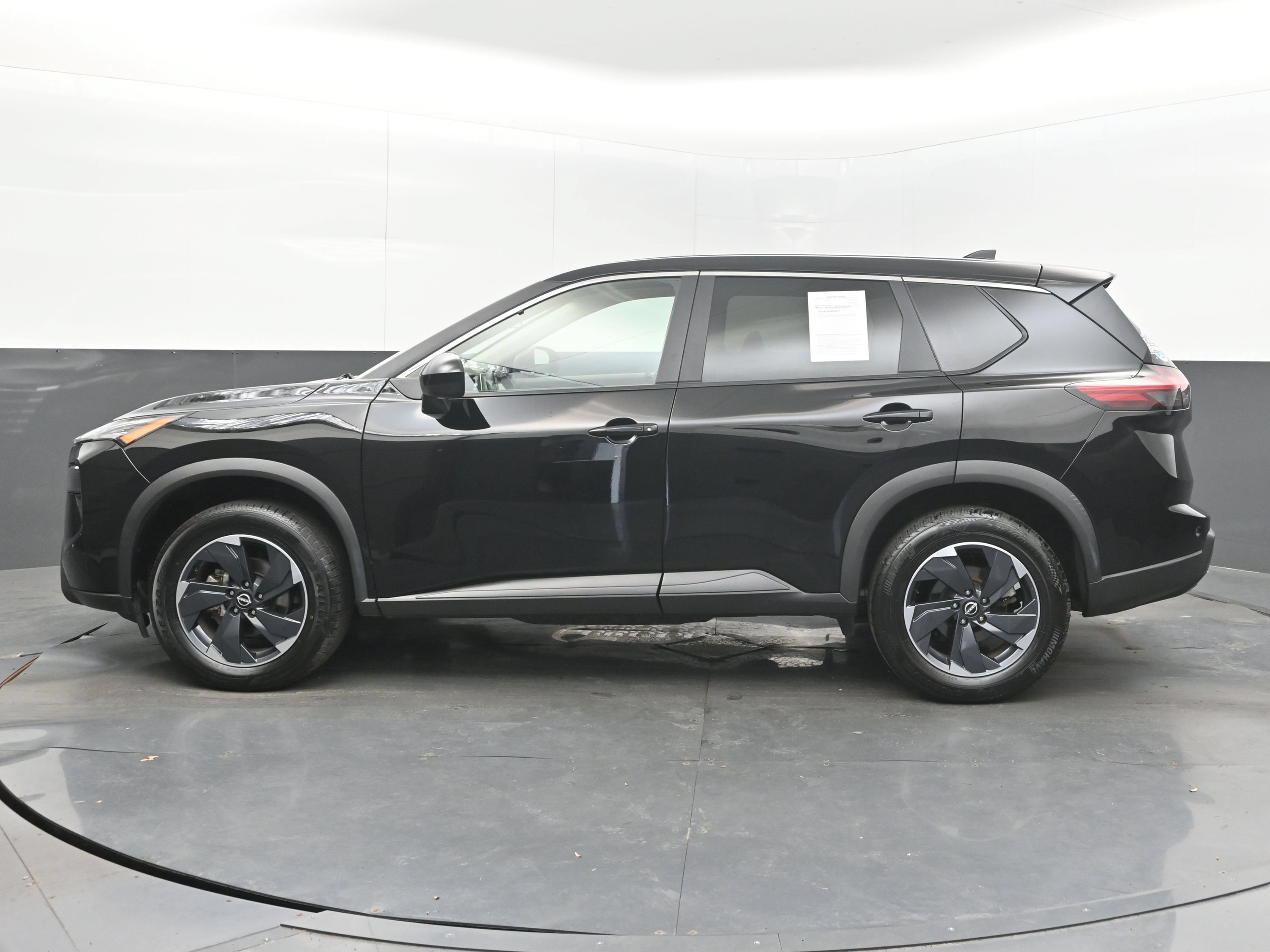 Used 2025 Nissan Rogue SV FWD image 10