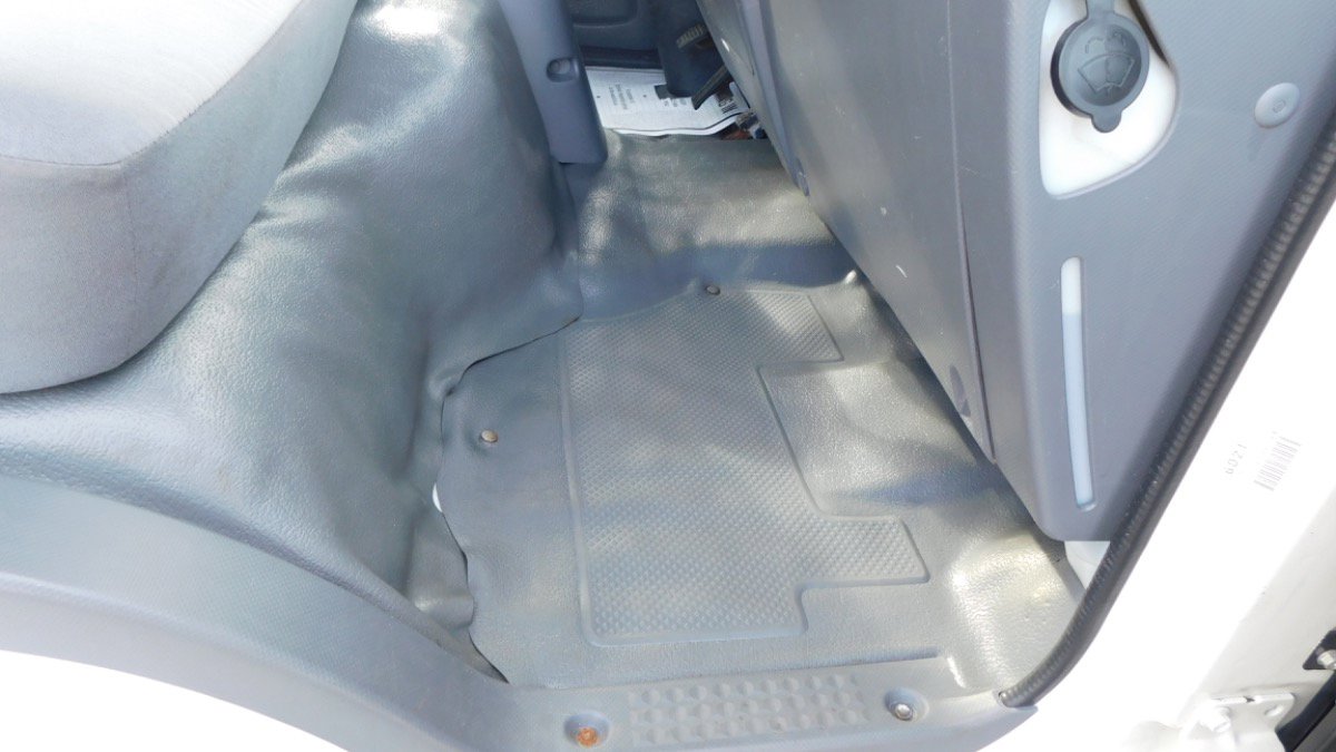 Used 2020 Isuzu NPR image 21