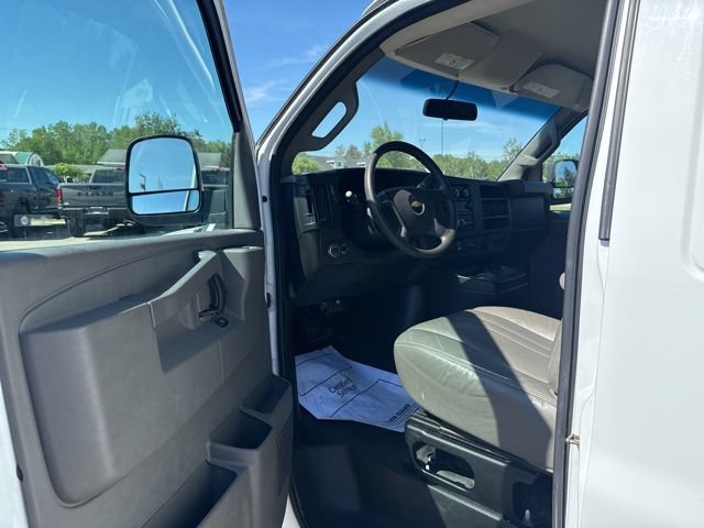 Used 2018 Chevrolet Express 2500 RWD image 9