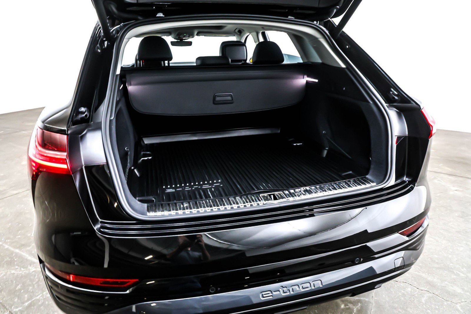 Used 2024 Audi Q8 e-tron Premium Plus image 23