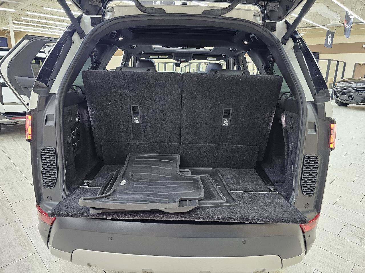 Used 2018 Land Rover Discovery HSE AWD/4WD image 13