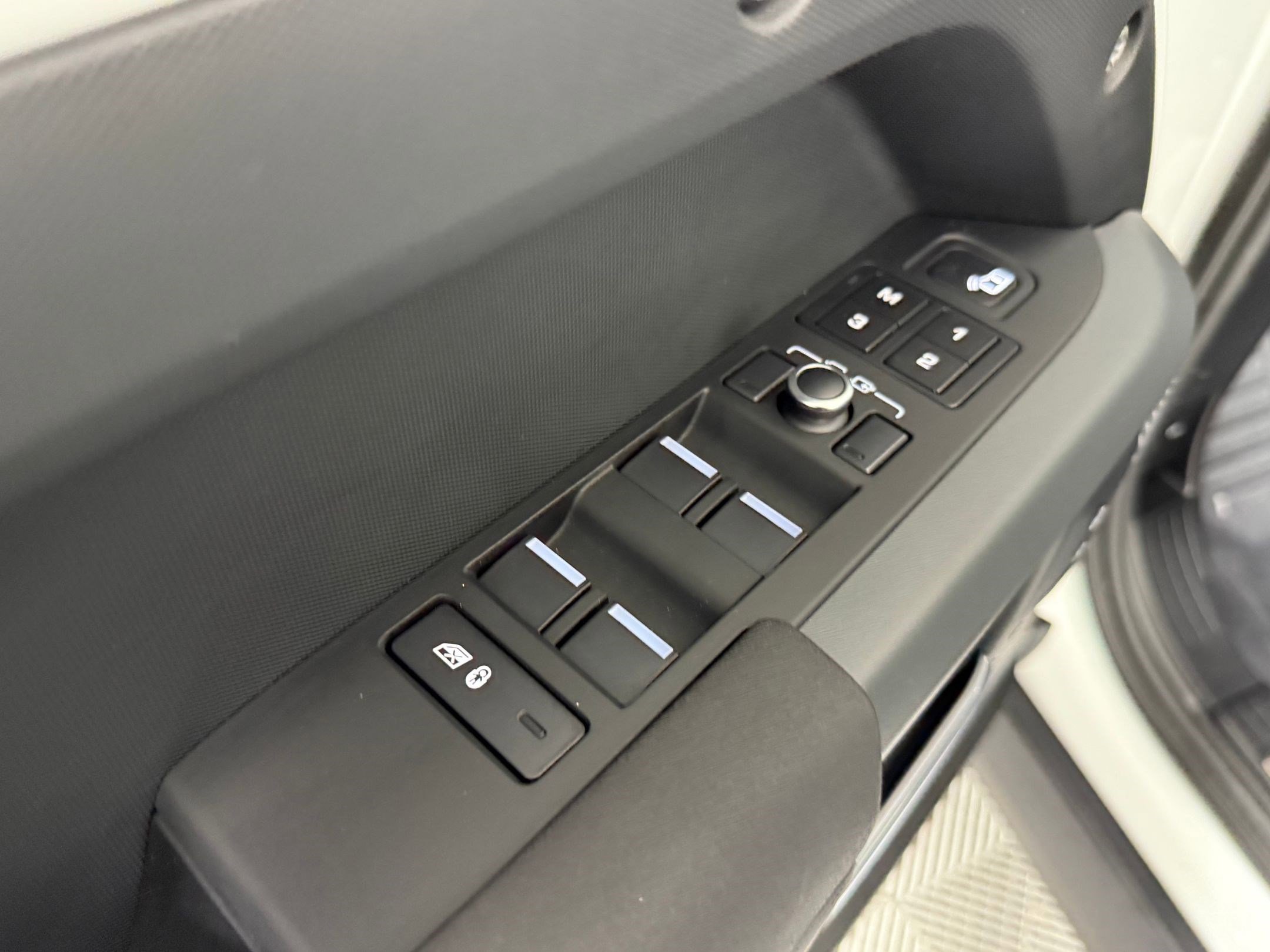 Used 2023 Land Rover Defender 110 X-Dynamic SE image 22