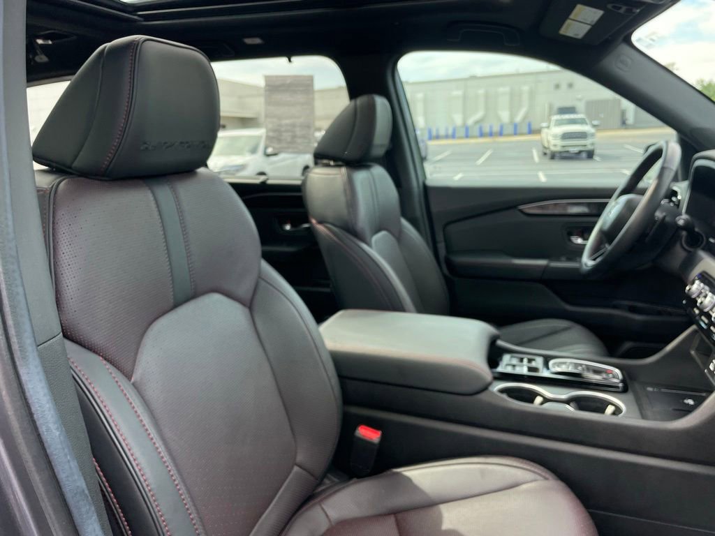 Used 2025 Honda Pilot Black Edition image 35