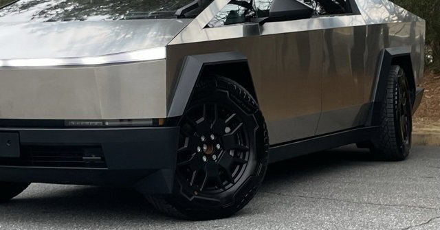 Used 2024 Tesla Cybertruck AWD Crew Cab image 2