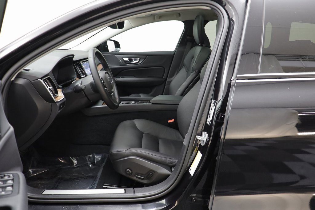 Used 2025 Volvo V60 B5 Cross Country Plus image 5