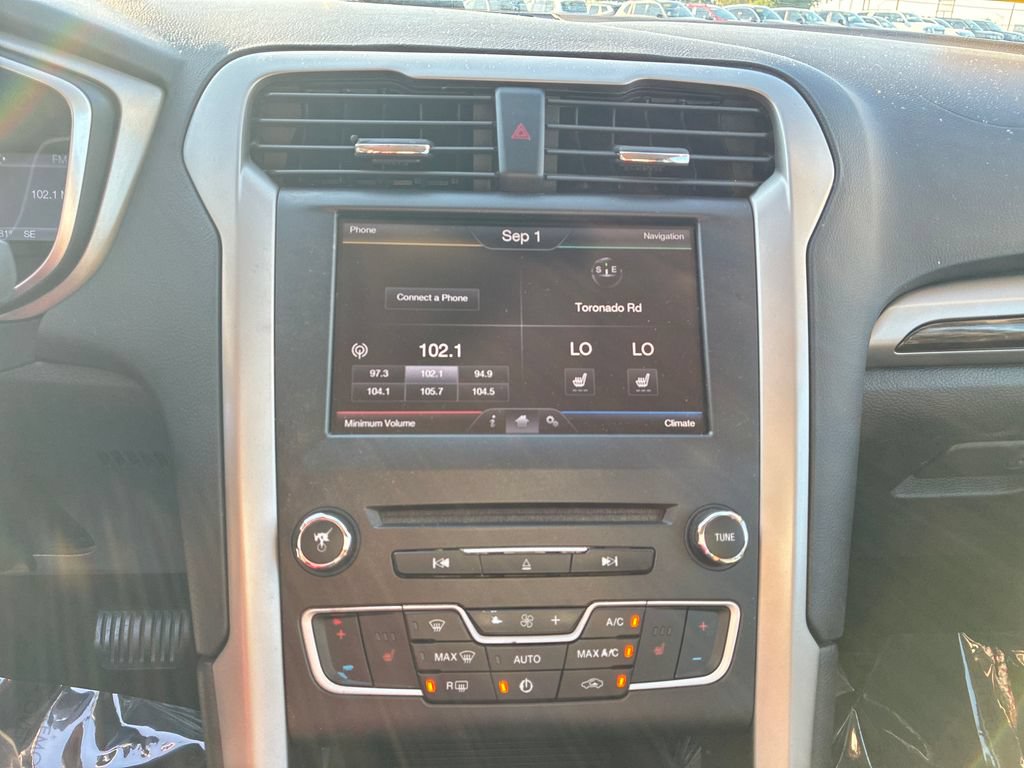 Used 2016 Ford Fusion SE w/ Equipment Group 202A FWD image 15