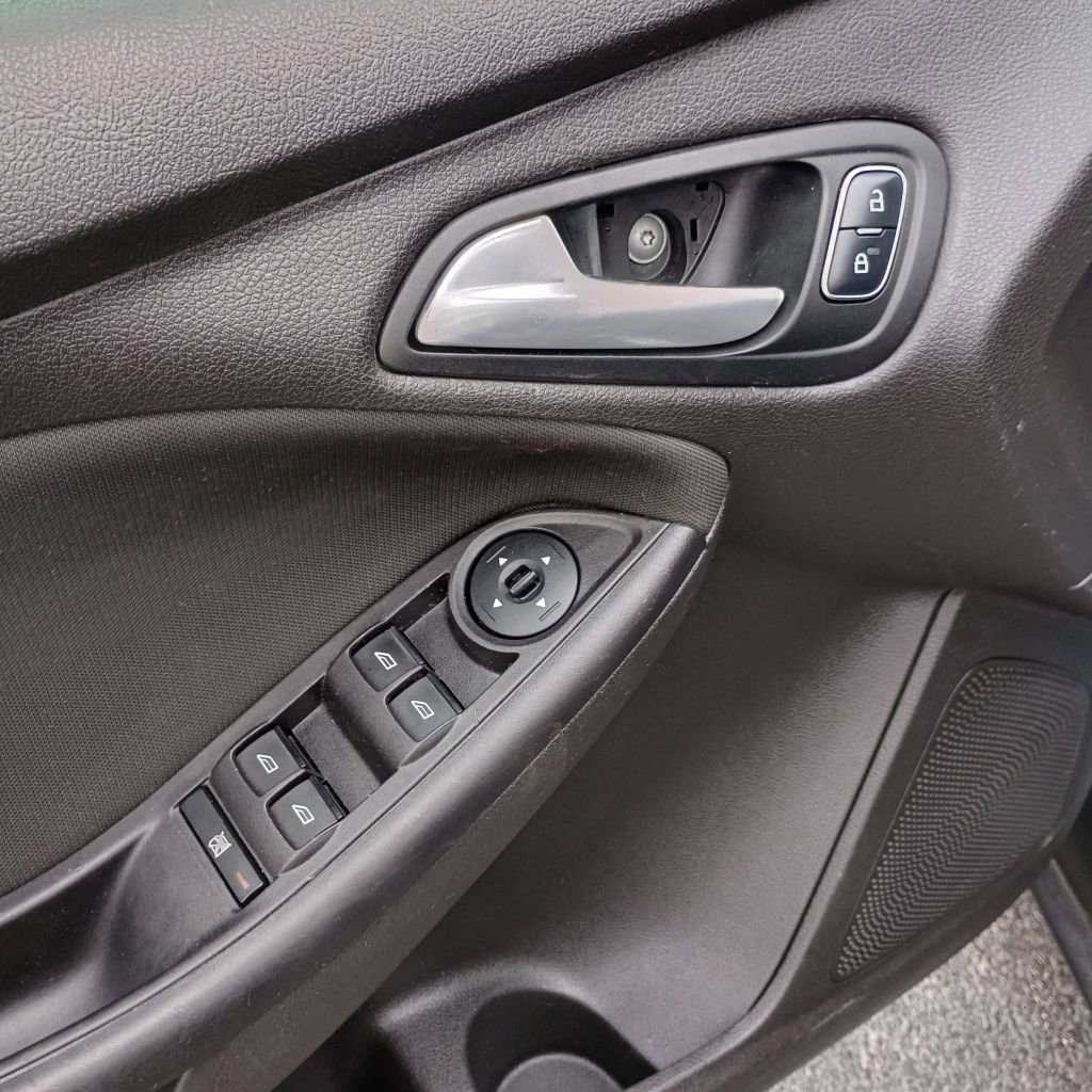 Used 2017 Ford Focus SE image 12