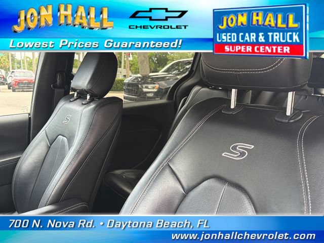 Used 2022 Chrysler Pacifica Touring-L w/ Uconnect Theater Family Group FWD image 15