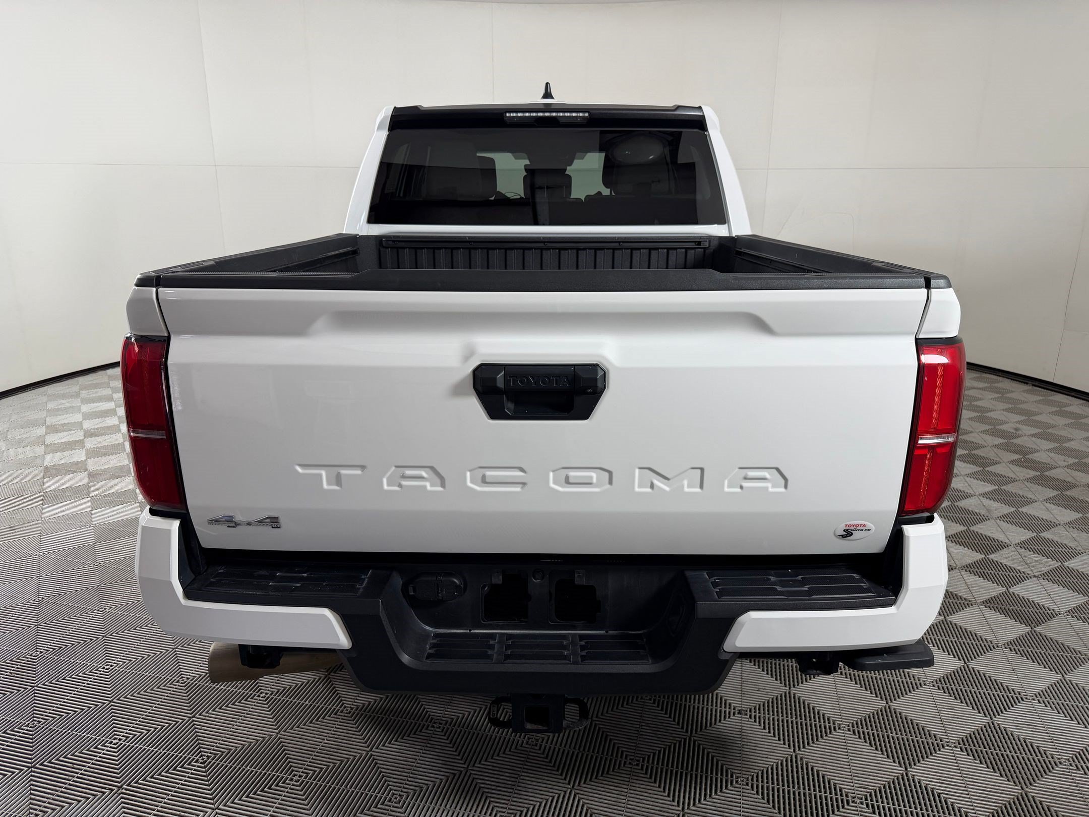 Used 2024 Toyota Tacoma SR5 AWD/4WD image 10
