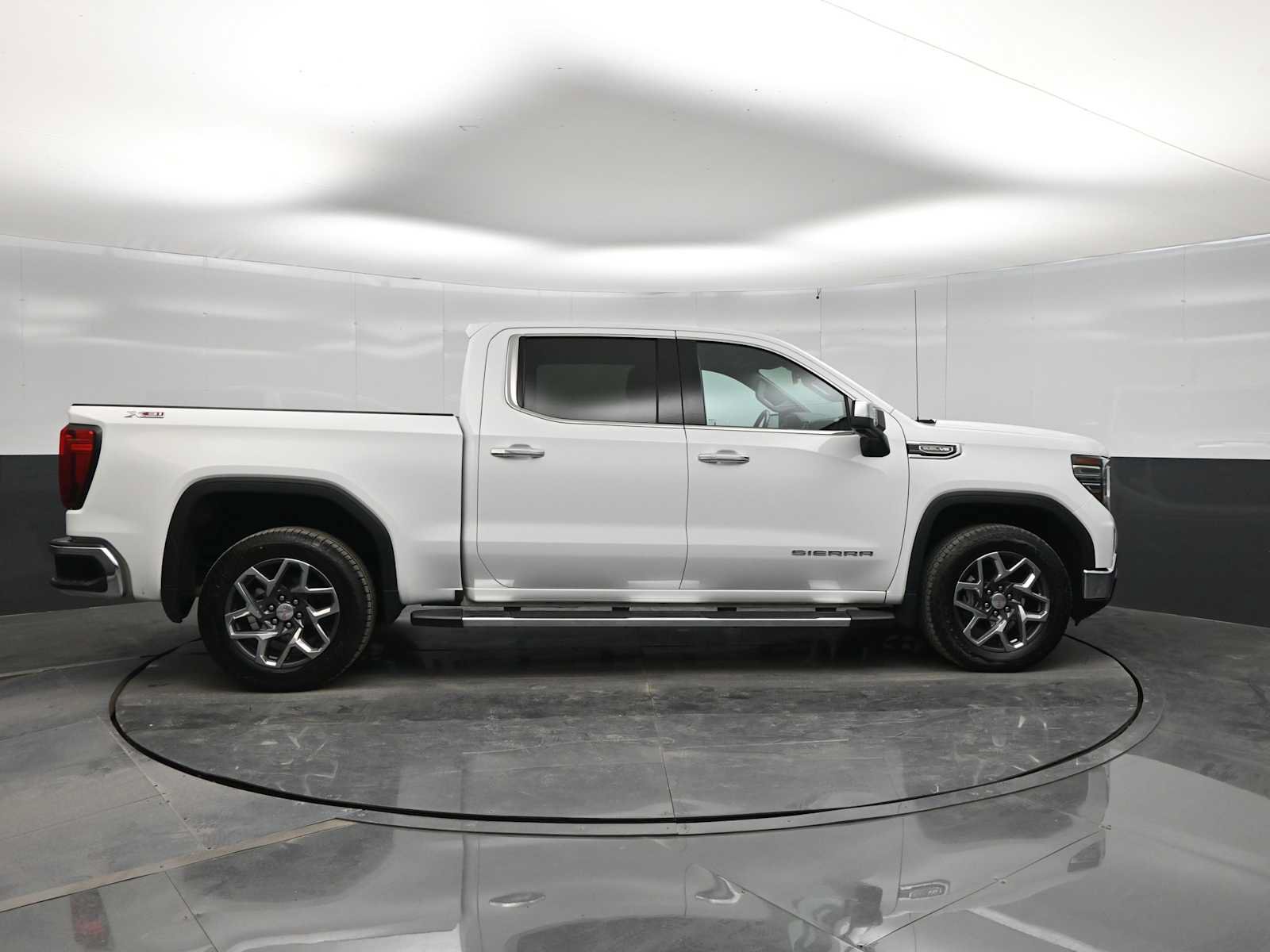 Used 2023 GMC Sierra 1500 SLT w/ SLT Premium Package AWD/4WD image 9
