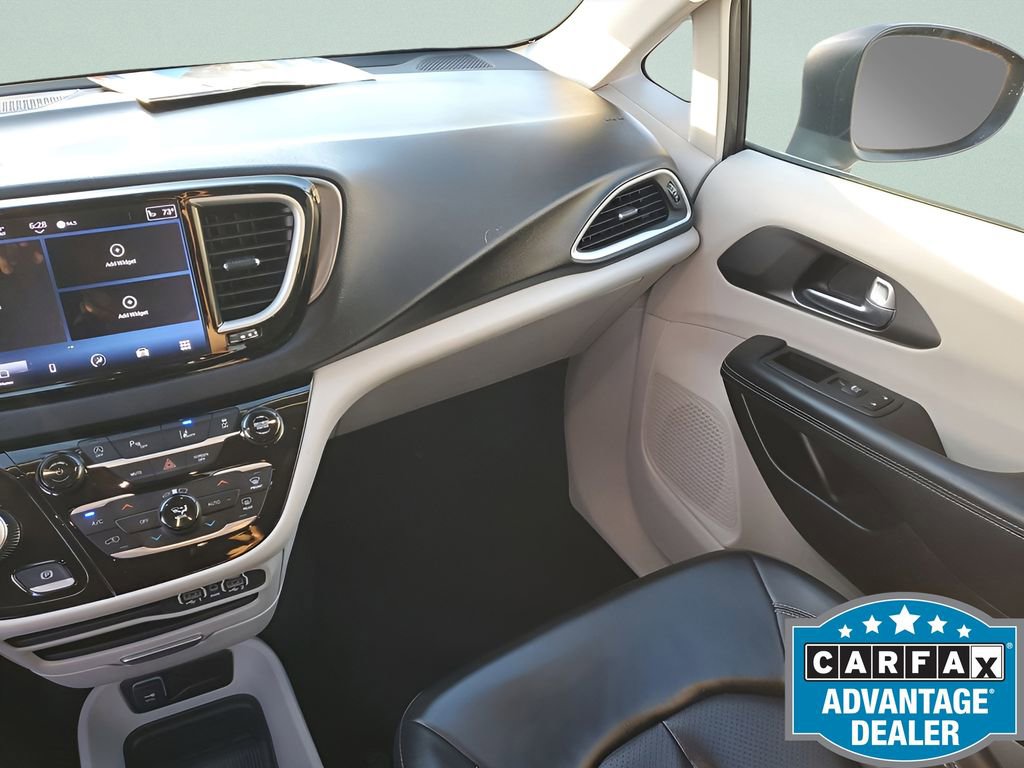 Used 2023 Chrysler Pacifica Touring-L image 14