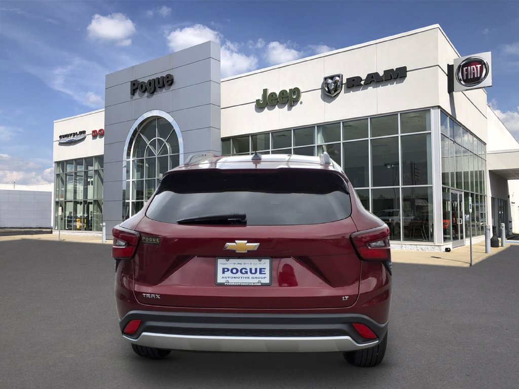 Used 2025 Chevrolet Trax LT w/ LT Convenience Package FWD image 4