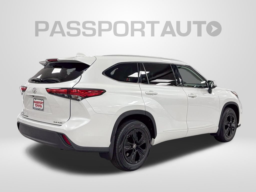 Used 2022 Toyota Highlander XLE AWD/4WD image 8