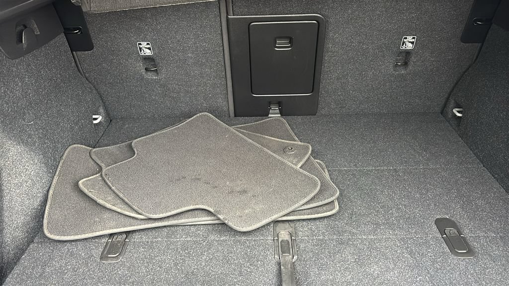 Certified 2025 Volvo XC40 B5 Plus AWD/4WD image 31