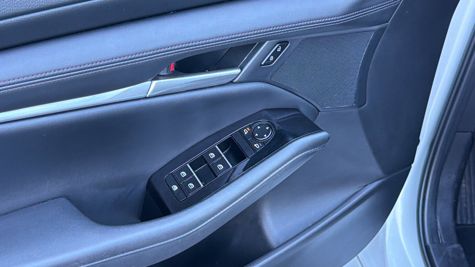 Certified 2025 MAZDA MAZDA3 s Sport image 11