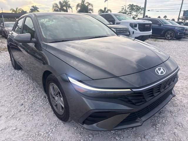 Used 2025 Hyundai Elantra SE FWD image 4