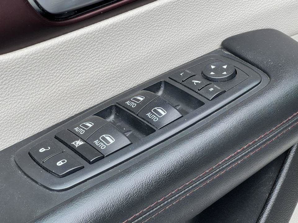 Used 2017 Chrysler Pacifica Limited w/ UConnect Theater Package FWD image 19