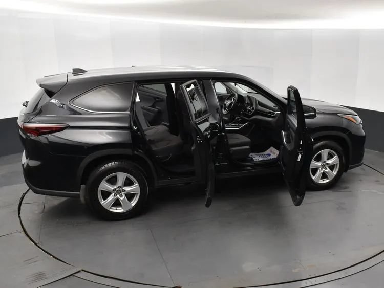 Used 2025 Toyota Highlander LE FWD image 6