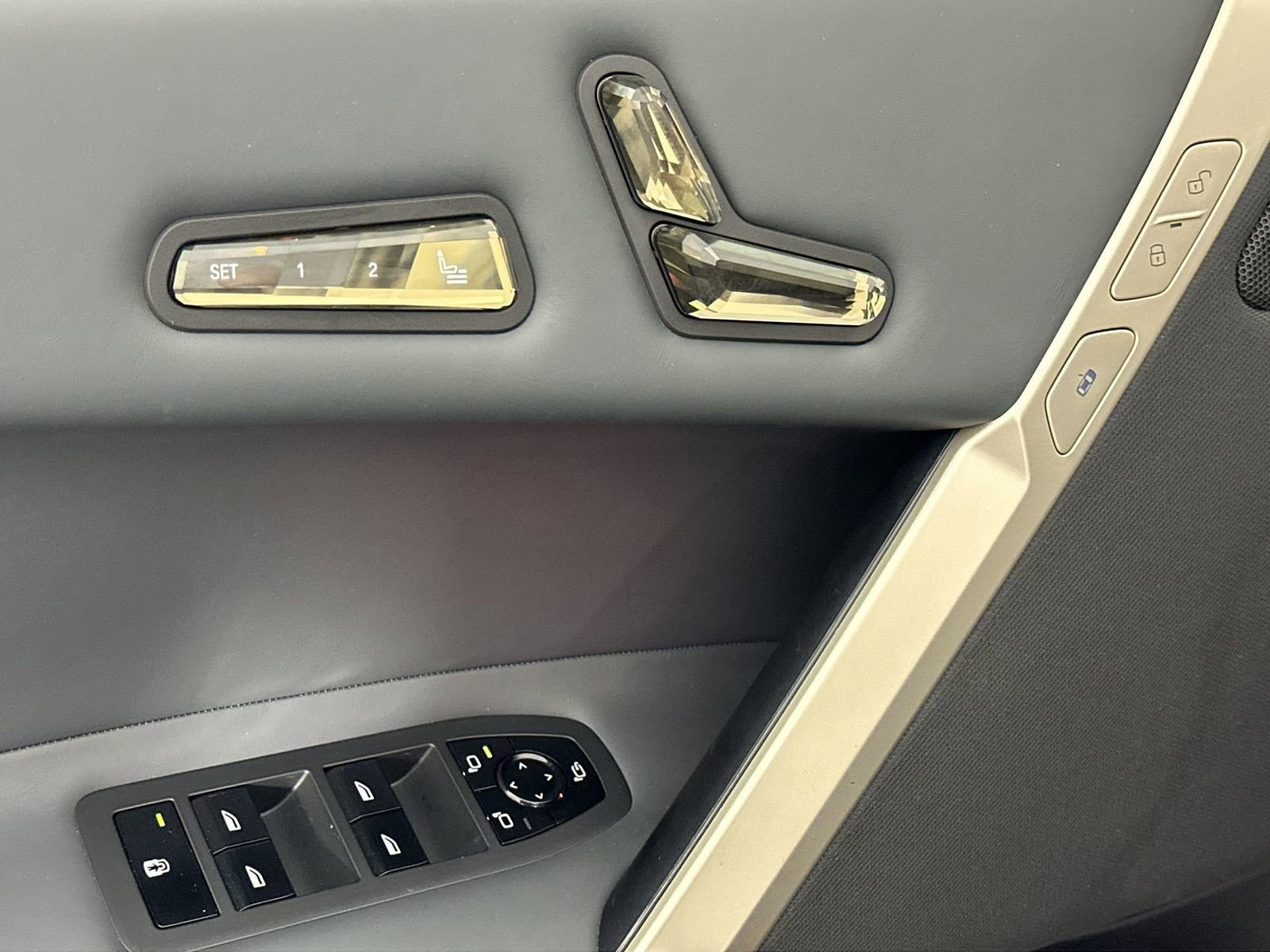 Used 2022 BMW iX xDrive50 w/ Premium Package image 13