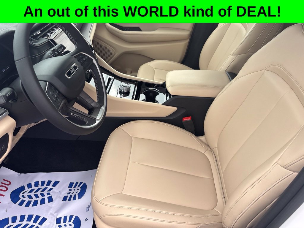 Used 2023 Jeep Grand Cherokee Limited AWD/4WD image 16