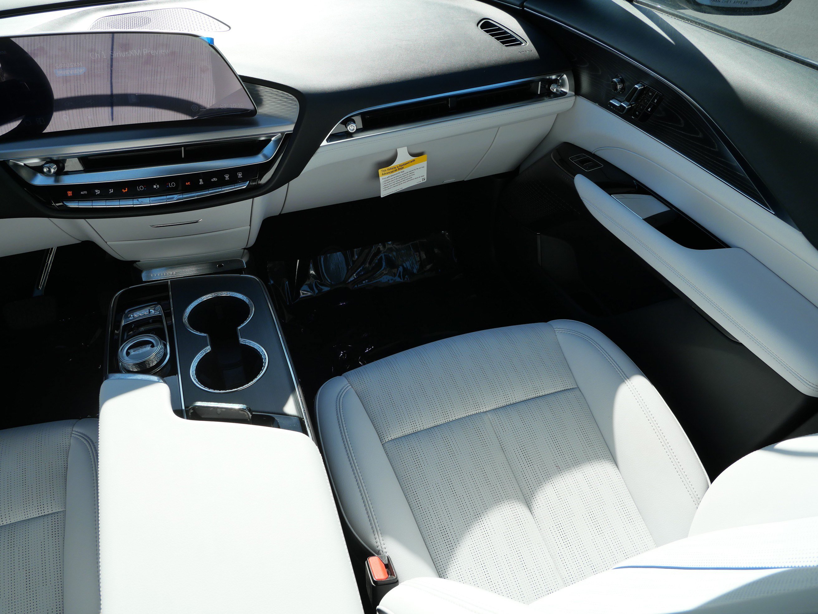 Used 2026 Cadillac Lyriq Luxury w/ LPO, Floor Liner Package AWD/4WD image 9