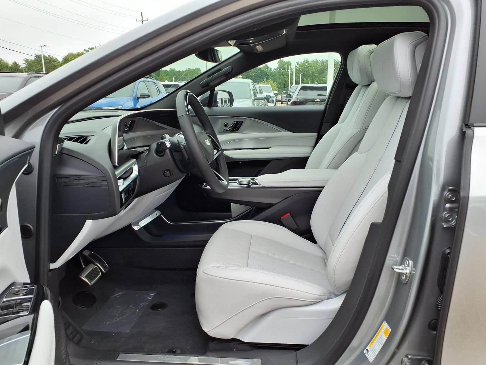 New 2027 Cadillac Lyriq Sport w/ LPO, Floor Liner Package AWD/4WD image 12