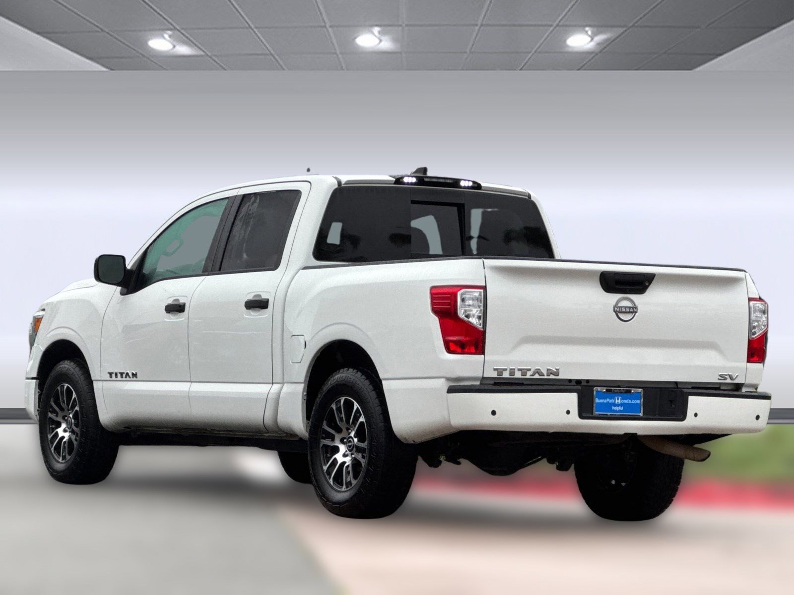 Used 2023 Nissan Titan SV image 3