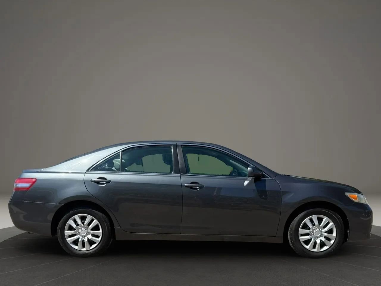 Used 2011 Toyota Camry LE image 4