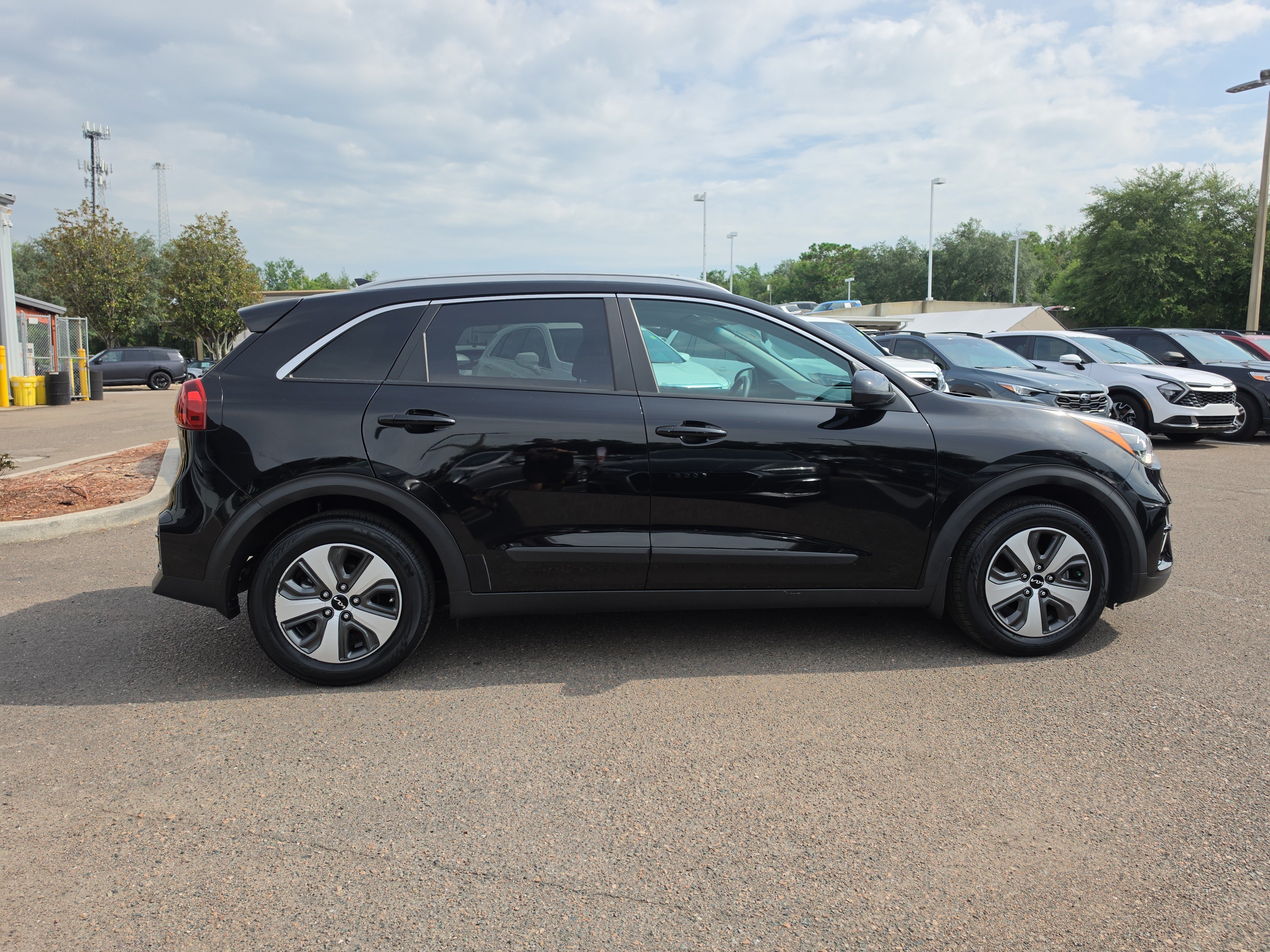 Certified 2022 Kia Niro LX FWD image 9