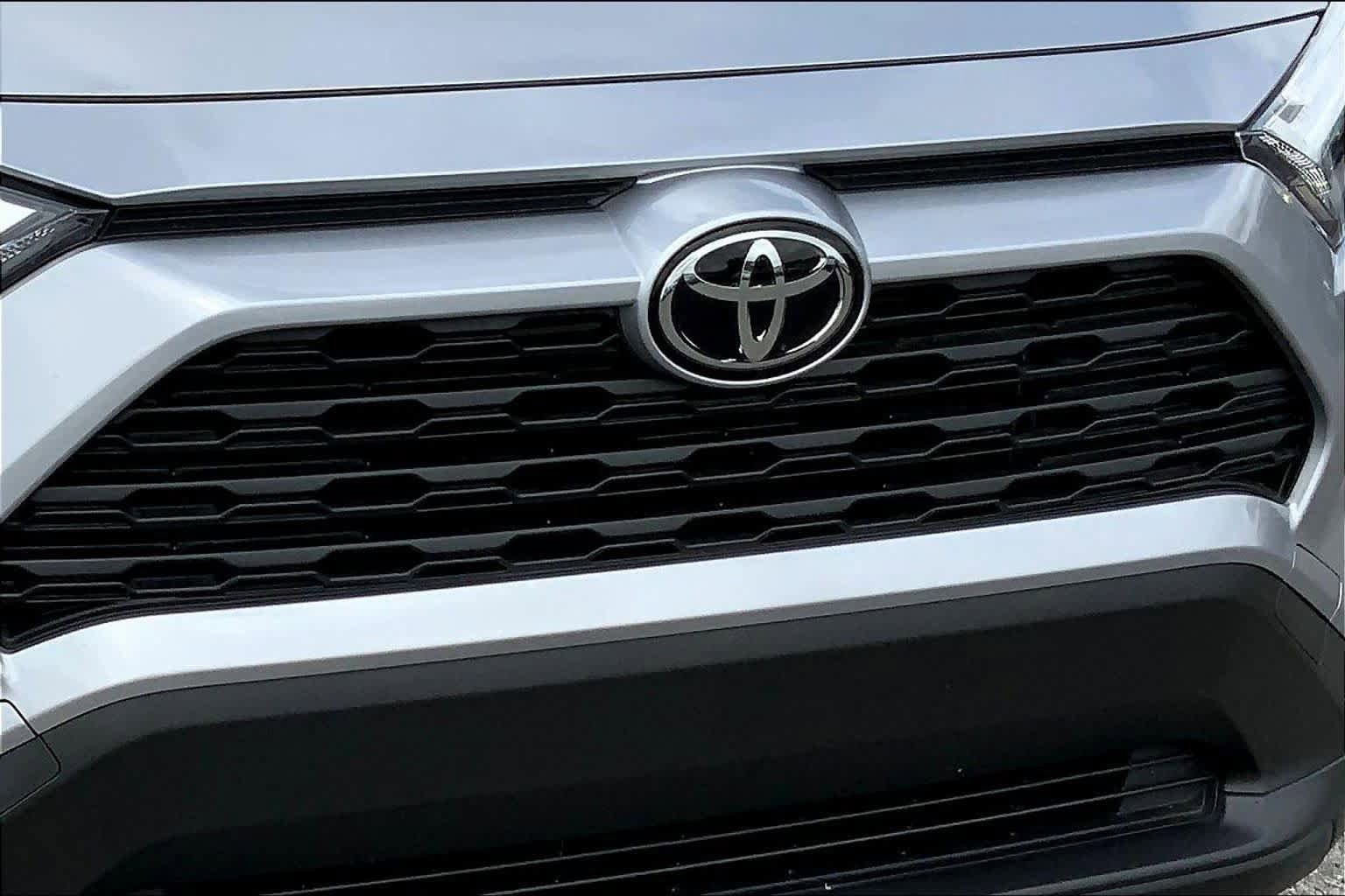 Used 2025 Toyota RAV4 LE AWD/4WD image 29