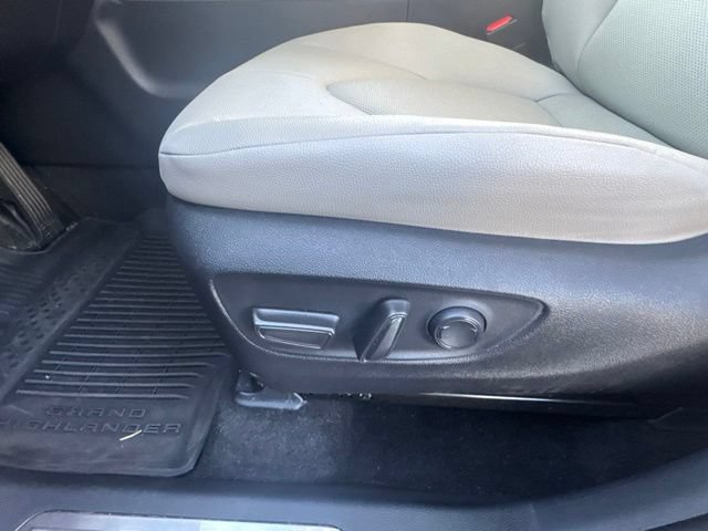 Used 2025 Toyota Grand Highlander AWD image 21