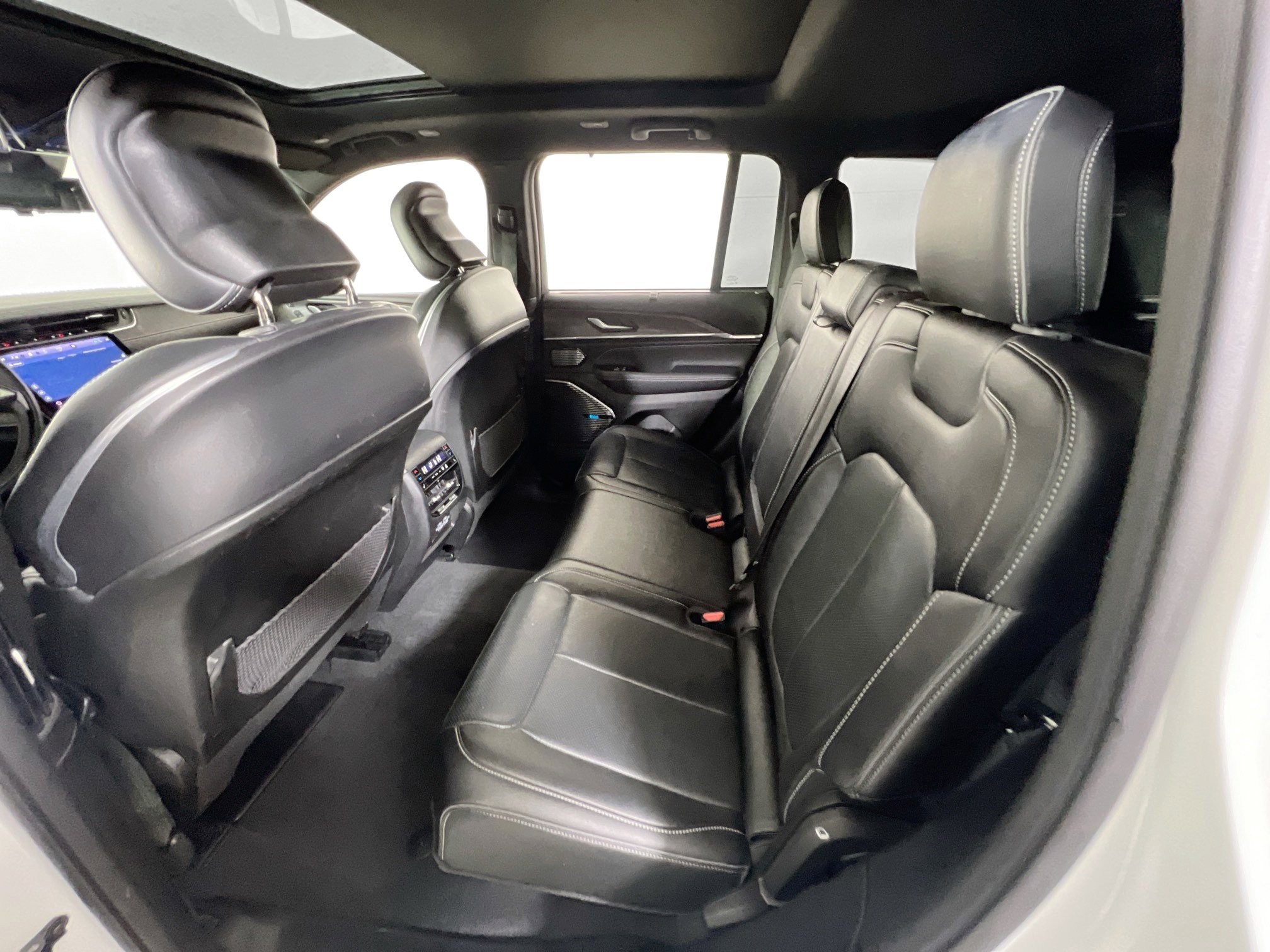 Used 2022 Jeep Grand Cherokee Overland w/ Adv Protech Group III image 25