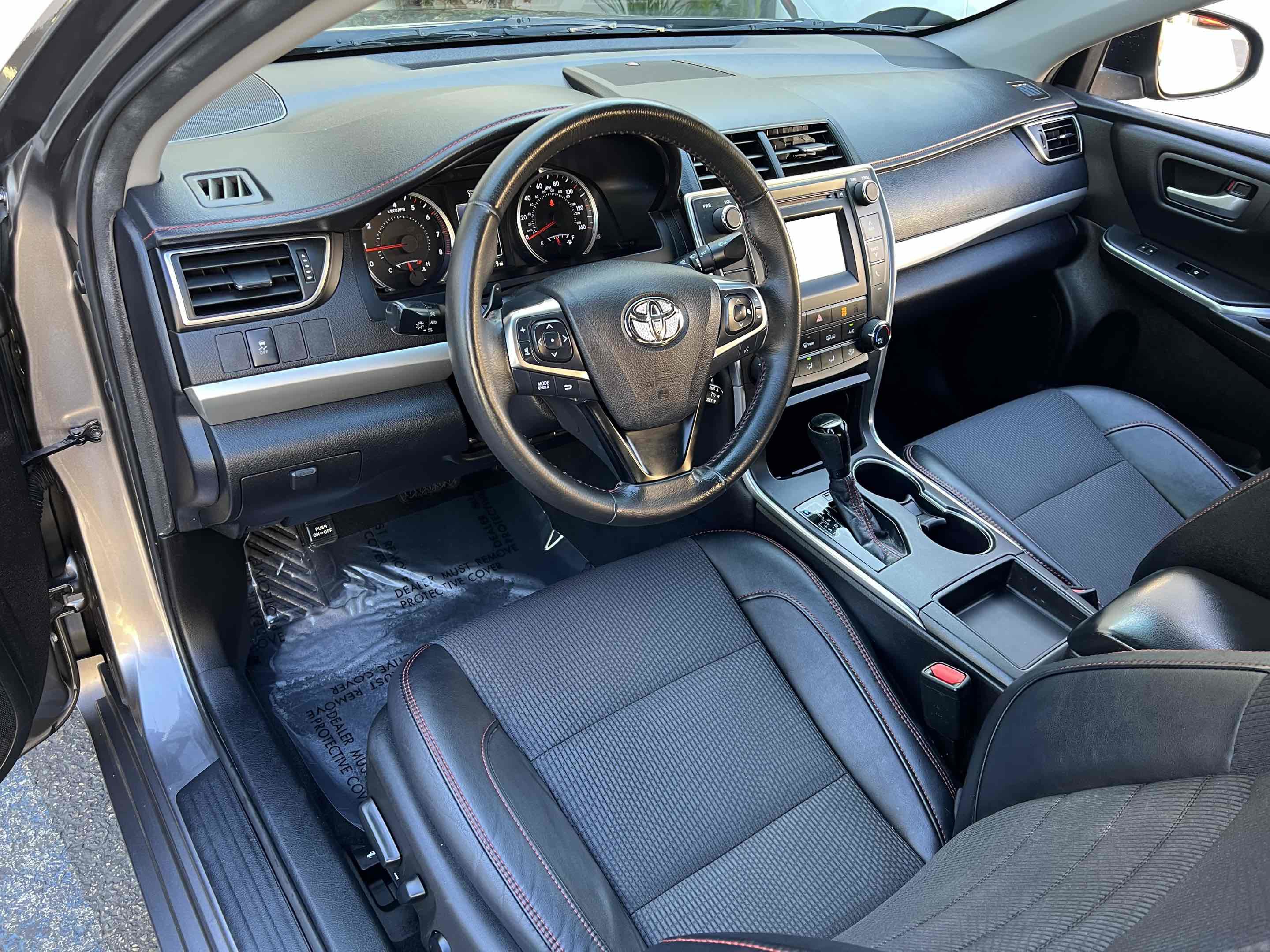 Used 2017 Toyota Camry SE w/ Moonroof Package FWD image 3