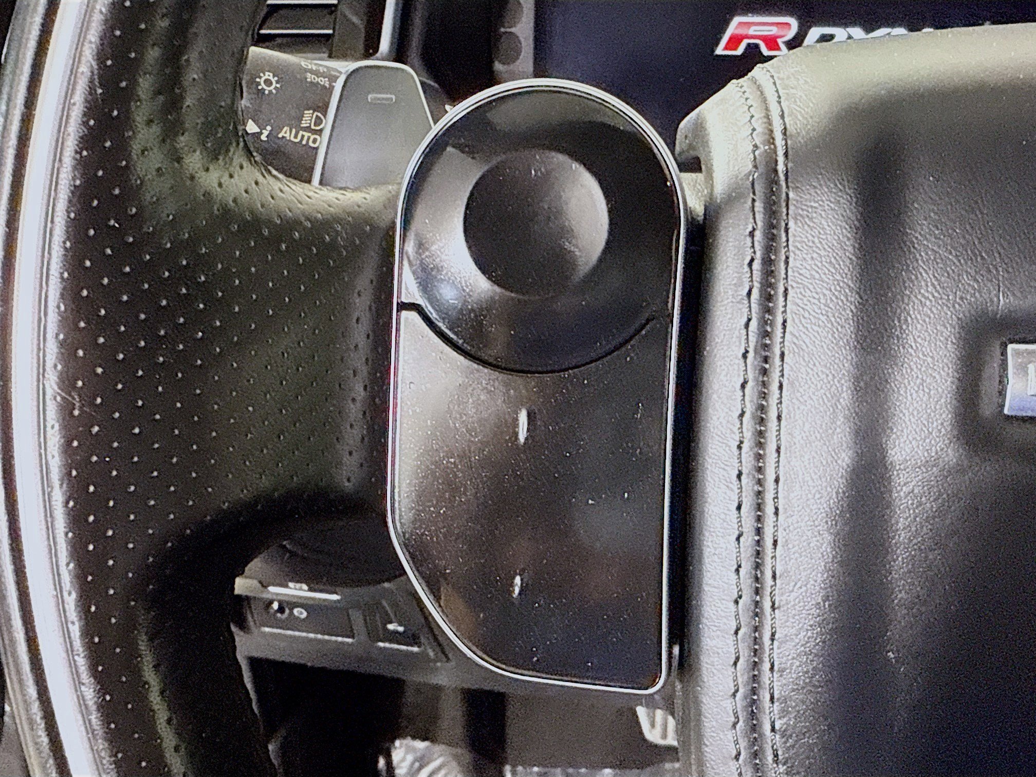 Used 2018 Land Rover Range Rover Velar R-Dynamic SE image 14