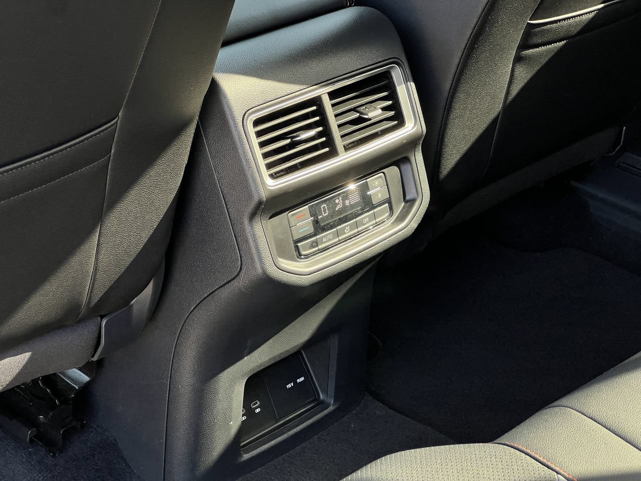Used 2025 Volkswagen Atlas Peak Edition SE AWD/4WD image 23